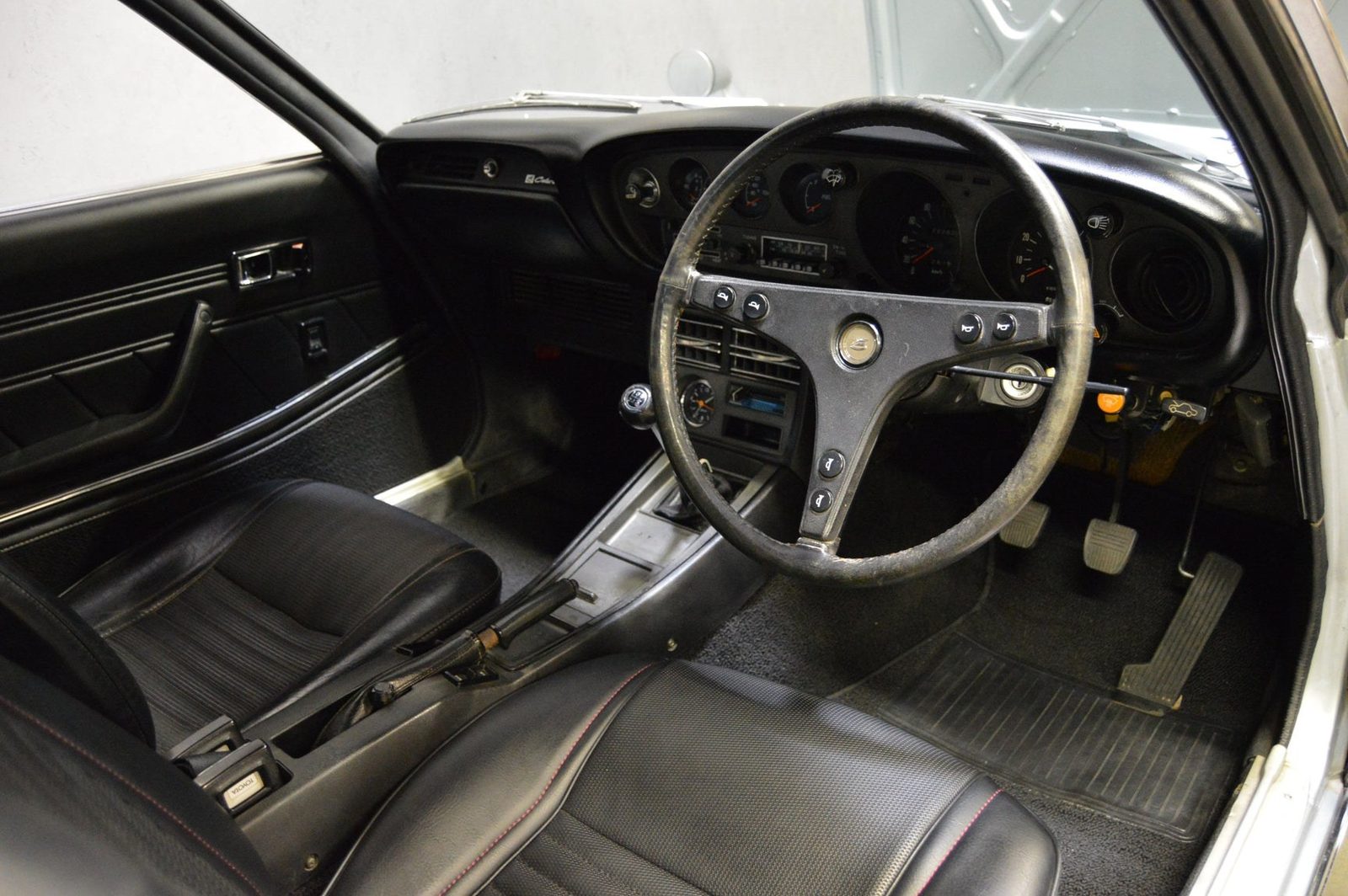 The factory dash and gauge cluster, uncracked and un-sun-damaged more than fifty years on.